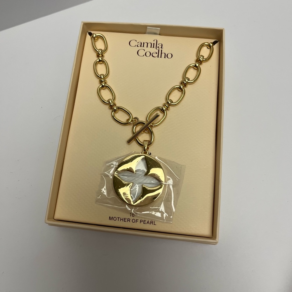 NWT ⚜️🤍⚜️ Camila Coelho Gorgeous Mother of Pearls medallion Necklace - Picture 10 of 16